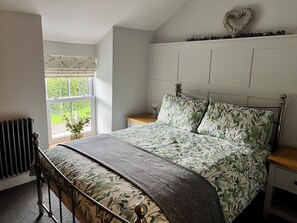 Cottage | 2 bedrooms, iron/ironing board, free WiFi, bed sheets - Penderyn Cottage, Waterfall Country, Brecon Beacons (Aberdare)
