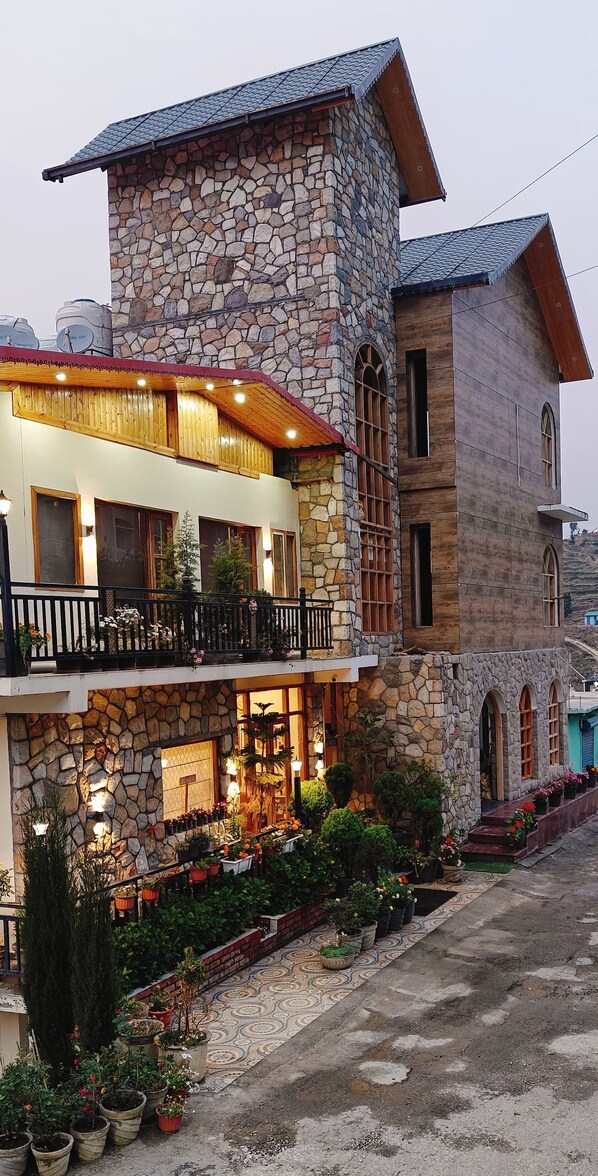 Front of property - HOTEL ALPINE MUSK (Tehri)