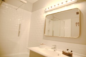Badewanne, Haartrockner, Toilettenpapier