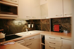 Réfrigérateur, micro-ondes, four, plaque de cuisson