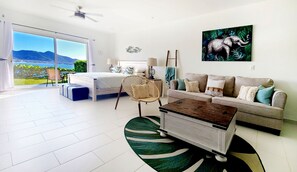 Desk, iron/ironing board, free WiFi, bed sheets - ☀️⛱️🌴 Teal Bay by IRE Vacations - Gorgeous Studio close to the Beach (Beacon Hill)