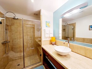 Shower, hair dryer, towels - ☀️⛱️🌴 Teal Bay by IRE Vacations - Gorgeous Studio close to the Beach (Beacon Hill)