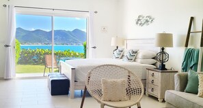 Escritorio, tabla de planchar con plancha, wifi gratis y ropa de cama 