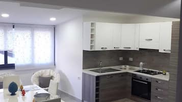 Frigorifero, microonde, forno, piano cottura