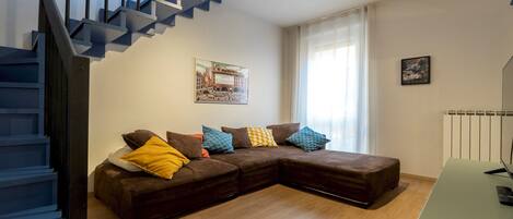 Een 55-inch flatscreentelevisie met kabelzenders en televisie