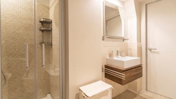 Apartment (2 Bedrooms) | Bathroom | Shower, hair dryer, bidet, towels