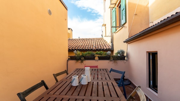 Apartment (2 Bedrooms) | Outdoor dining