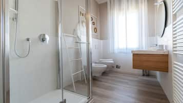 Departamento (1 Bedroom) | Baño | Regadera, bidet, toallas