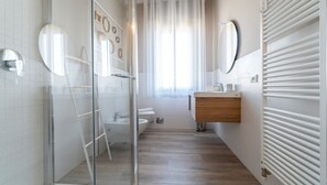Apartament (1 Bedroom) | Bany | Dutxa, bidet i tovalloles