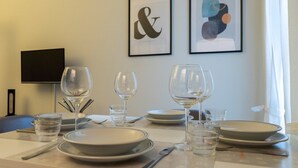 A dining table set with plates, glasses, and cutlery. - Italianway - Baracca 7 A (Bologna)