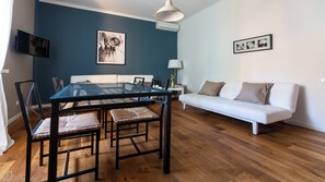 Appartement (1 Bedroom) | Aire de séjour | Téléviseur à écran plat de 50 po avec télévision par câble, téléviseur