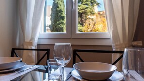 Departamento (1 Bedroom) | Área de sala de estar | Televisión de pantalla plana de 50 pulgadas con canales por cable