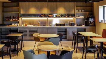 Un café moderno con detalles de madera, mesas y sillas redondas.