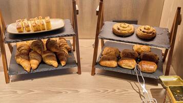 Petit déjeuner continental servi tous les jours en supplément