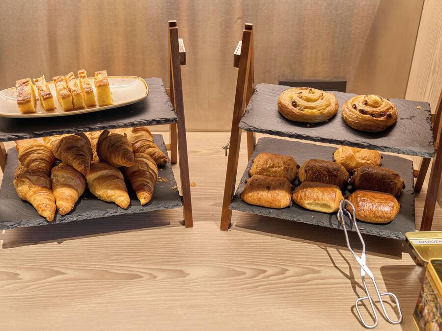 Zwei Auslagen mit Gebäck und Croissants.