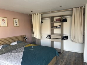 2 bedrooms, desk, iron/ironing board, free WiFi