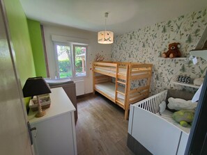3 habitaciones, escritorio, tabla de planchar con plancha y wifi gratis 