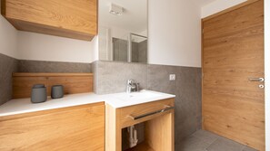 아파트 (1 Bedroom) | 욕실 | 샤워 시설, 비데, 타월