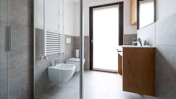 Shower, bidet, towels