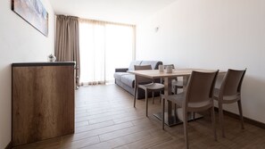 ทีวีจอแบน 55 นิ้ว พร้อมช่องเคเบิล, ทีวี