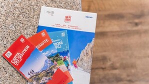 Une brochure présentant un paysage montagneux et des personnes en randonnée.