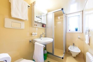 Bruser, hårtørrer, bidet