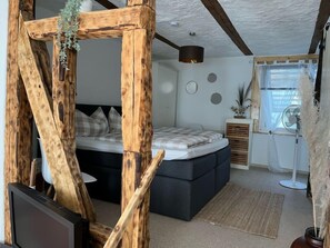 1 bedroom, desk, free Internet