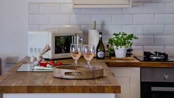 Kylskåp, mikrovågsugn, ugn och diskmaskin