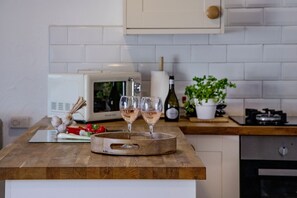 Kühlschrank, Mikrowelle, Ofen, Geschirrspüler