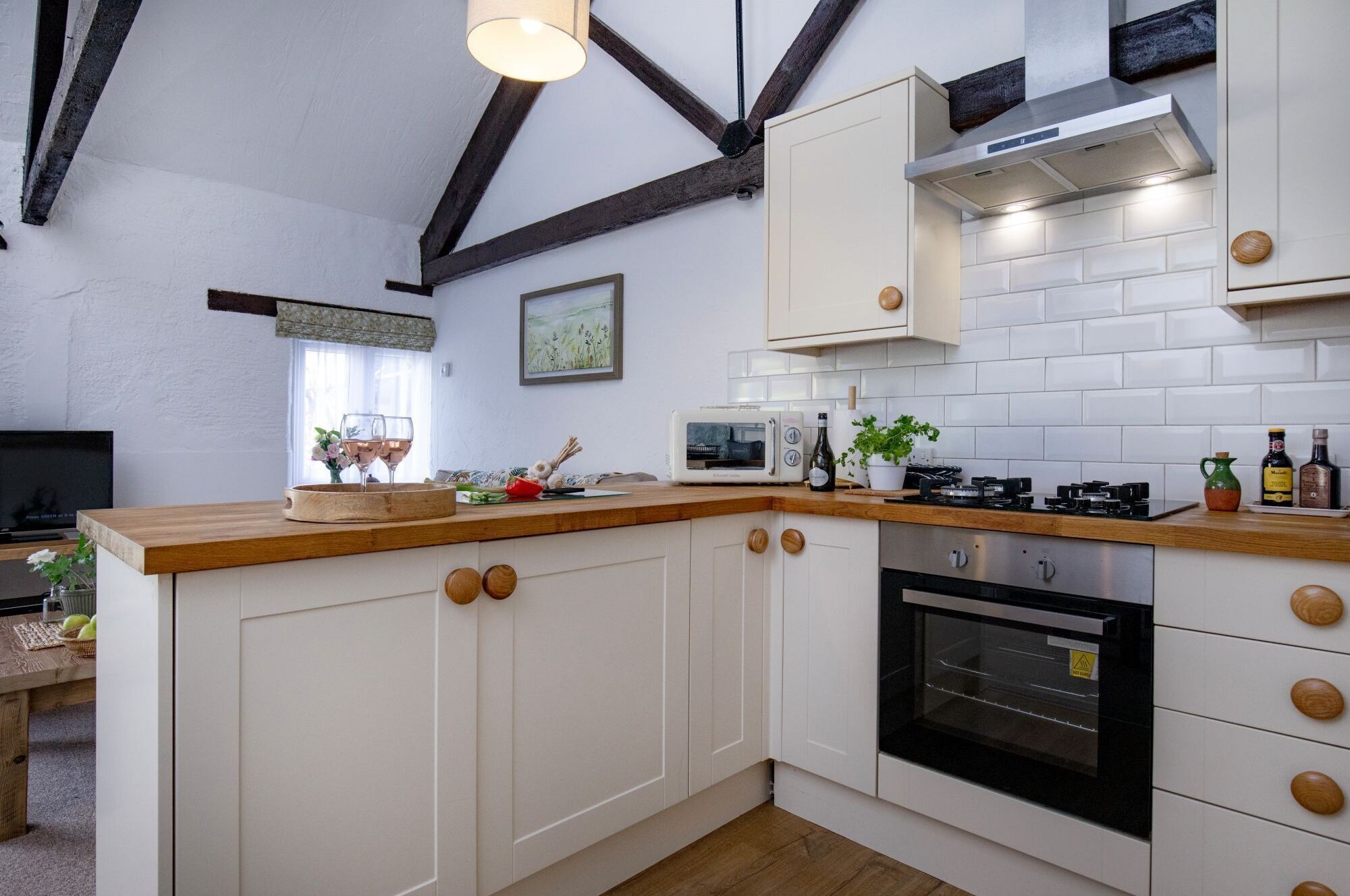 Een koelkast, een microgolfoven, een oven, een vaatwasser