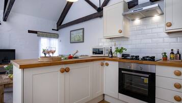 Een koelkast, een microgolfoven, een oven, een vaatwasser