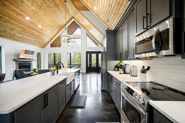 Fridge, microwave, oven, stovetop - Lone Pine 3 bed 3 bath. w/game room, hot tub, firepit (Broken Bow)