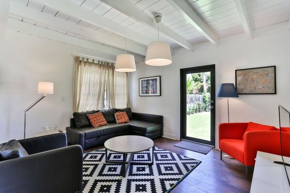 TV - 4/2 Art District Contemporary Japanese-Themed Home (Miami)