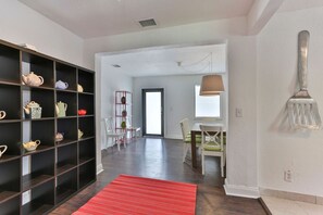 Interior - 4/2 Art District Contemporary Japanese-Themed Home (Miami)