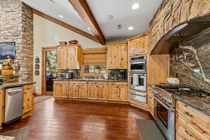 Casa, 3 habitaciones | Cocina privada | Refrigerador, horno, parrilla de estufa y cafetera y tetera 