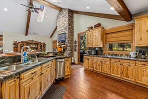 Casa, 3 habitaciones | Cocina privada | Refrigerador, horno, parrilla de estufa y cafetera y tetera 