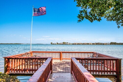 Runaway Bay 212 1 Bedroom Condo by RedAwning