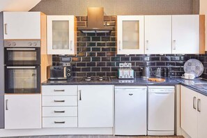 Fridge, microwave, oven, stovetop - Host & Stay | Seagull Cottage (Bridlington)