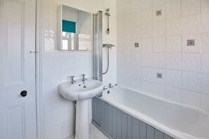Bathtub, towels, toilet paper - Host & Stay | Seagull Cottage (Bridlington)