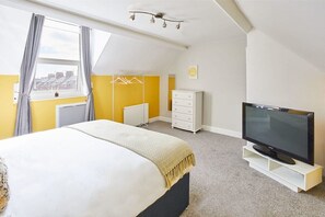 4 quartos, ferros/tábuas de passar roupa, berço de viagem