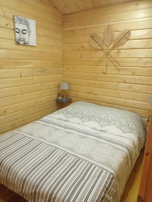 3 slaapkamers, een bureau, een strijkplank/strijkijzer, reisbedje