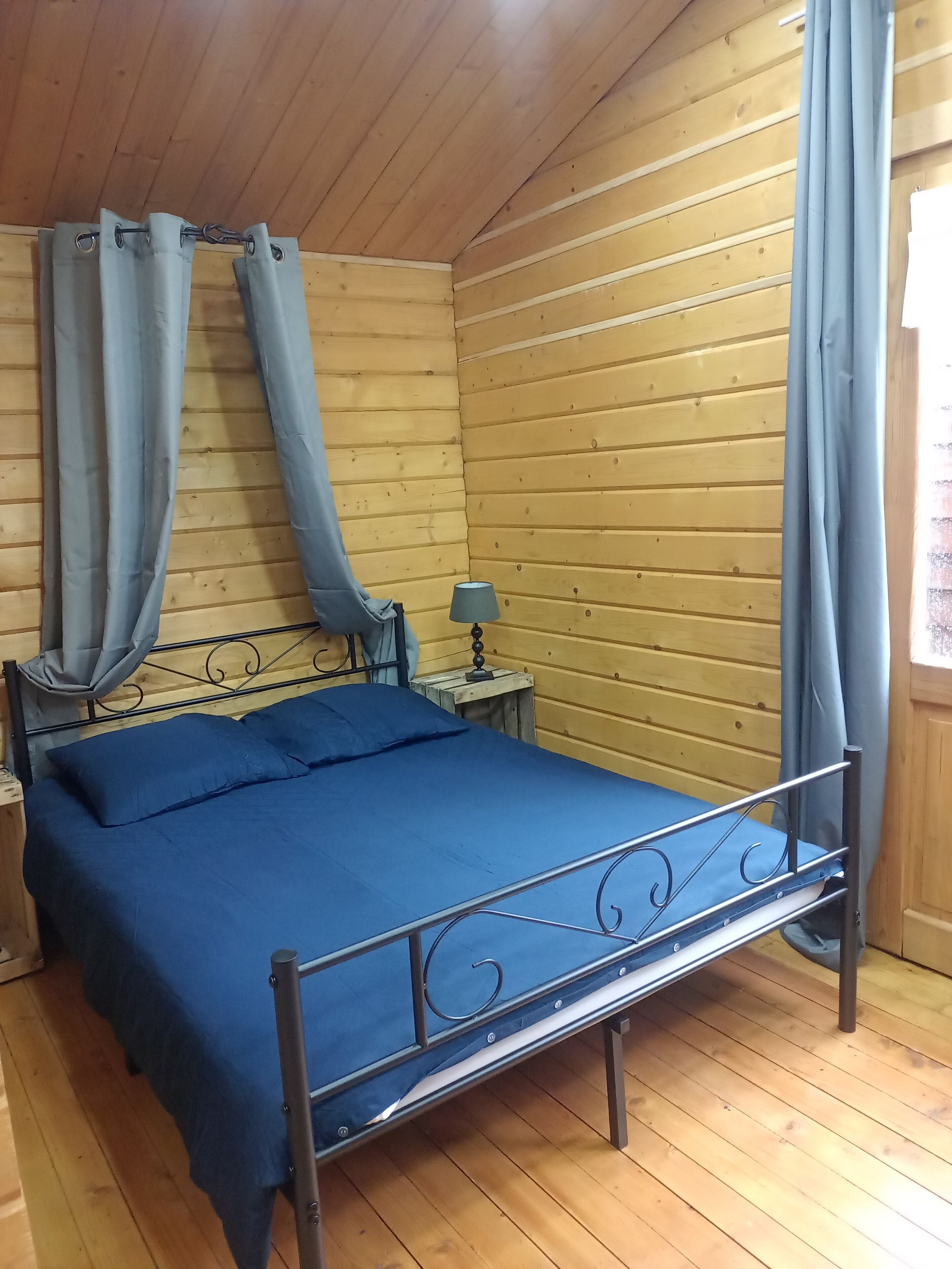 3 室のベッドルーム、デスク、アイロン / アイロン台、旅行用ベビーベッド