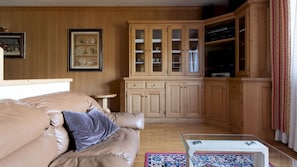 Villa (3 Bedrooms) | Wohnbereich | 24-Zoll-Flachbildfernseher mit Kabelempfang, Fernseher