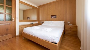3 chambres, fer et planche à repasser, lits bébé (en supplément)