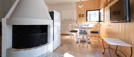 Apartment (2 Bedrooms) | Essbereich im Zimmer