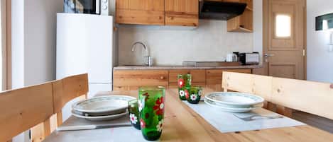 Apartment (1 Bedroom) | Dining room