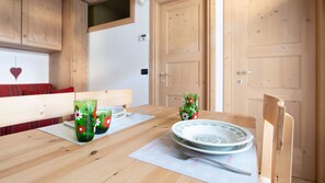 Apartment (1 Bedroom) | Dining room