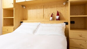 1 bedroom, iron/ironing board, cots/infant beds, bed sheets