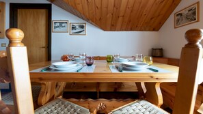 Apartment (2 Bedrooms) | Essbereich im Zimmer