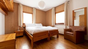 Apartment (3 Bedrooms) | 3 Schlafzimmer, Bügeleisen/Bügelbrett, Babybetten, Zustellbetten